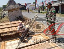 Babinsa Timba Ilmu Dari Pengrajin Kayu