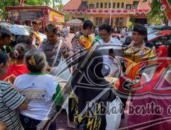 “Jum’at Berkah” Kapolsek Simokerto Bersama Jajaran Bagikan 200 Nasi Kotak Kepada Masyarakat