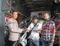 Senyum Bahagia Pemilik Motor Setelah Motor yang Digelapkan Pelaku Dikembalikan Satreskrim Polres Pelabuhan Tanjung Perak