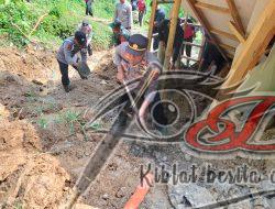 Gotong Royong, Polisi Bersama TNI dan Warga Tangani Dampak Longsor di Trenggalek