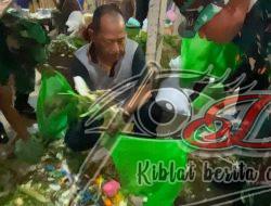 Kapolsek Simokerto Besama Tiga Pilar Gotong Royong Bersihkan Pasar Tambakrejo dan Wujudkan Lingkungan Nyaman Jelang Nataru