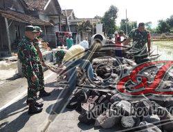 Gotong Royong Bangun Gorong – Gorong Wujud Kepedulian Babinsa Dengan Rakyat
