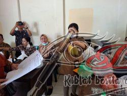 Sidak Jelang Tahun Baru, Babinsa Danukusuman & Tim Gabungan Temukan Makanan Kedaluwarsa di Pasar Harjodaksino