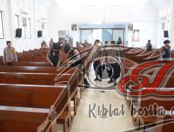 Tim Jibom Gegana Polda Jatim Lakukan Sterilisasi di Sejumlah Gereja Jelang Ibadah Natal