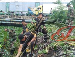 Cegah Banjir Polisi bersama TNI Bersihkan Sampah dan Enceng Gondok di Sungai Gebang Sidoarjo