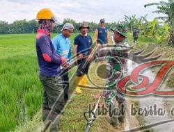 Babinsa Nogosari Bantu Optimalkan Saluran Irigasi Untuk Petani