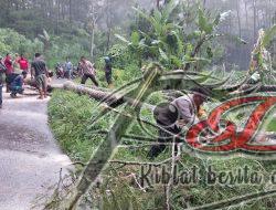Sigap, Polisi bersama Warga Tangani Longsor di Ponorogo, Jalur Ngrayun-Jajar Kembali Lancar