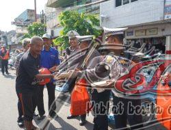 Jumat Berkah Polres Probolinggo Kota Berbagi Ratusan Nasi Bungkus di Pasar Baru