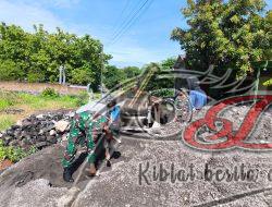 Babinsa Berpartisipasi Aktif dalam Pembereman Jalan