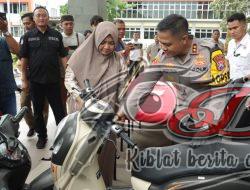Polres Gresik Berhasil Ungkap Kasus Curanmor, Ibu Eva Haru Motor Kesayangannya Kembali