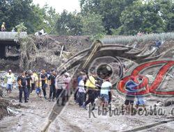 Gotong Royong Polres Kediri Bersama TNI dan Warga Pasang Bronjong di Lokasi Banjir