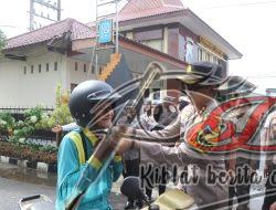 Operasi Keselamatan Semeru, Polres Trenggalek Bagi-bagi Helm Gratis