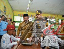 Kapolres Gresik dan Bupati Berbagi Makan Bergizi untuk Pelajar Sekolah Dasar