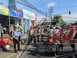 Momen Valentine, Polres Trenggalek Sosialisasi Tertib Lalin dengan Bag-bagi Coklat dan Boneka