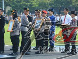 Kapolda Jatim Beri Penghargaan untuk 366 Anggota dan Masyarakat Berprestasi