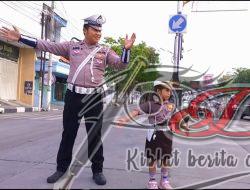 Satlantas Polres Sampang Kenalkan Etika Berlalu Lintas Sejak Dini Lewat Program Polisi Sahabat Anak