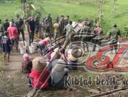 Tak Mau Kalah dengan Prajurit TNI, Emak-emak Desa Kalinanas Ikut Andil Sukseskan TMMD