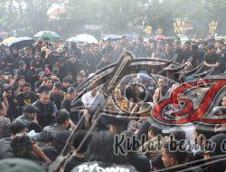 Momen Kapolresta Malang Kota Basah Kuyup, Duduk Bersila Ngobrol Bareng Mahasiswa Saat Suarakan Aspirasi