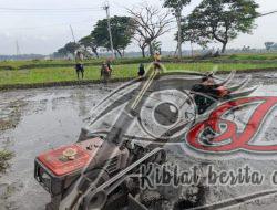 Percepat Masa Tanam, Babinsa Dampingi Petani Bajak Sawah