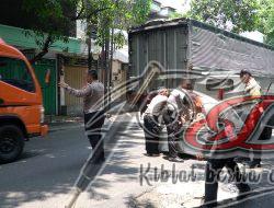 Cegah Laka Lantas, Polisi Tambal Jalan Berlubang di Pasuruan yang Tak Kunjung Diperbaiki