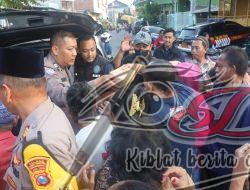 Satres Narkoba Polres Pelabuhan Tanjung Perak Bagikan Takjil Ramadan di Kawasan Jalan Kunti Surabaya