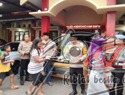 Berkah Ramadan: Polsek Asemrowo Bagikan Takjil untuk Masyarakat