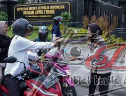 Berbagi Takjil Jelang Buka Puasa, Ditlantas Polda Jatim Ajak Masyarakat Tertib Berlalu Lintas