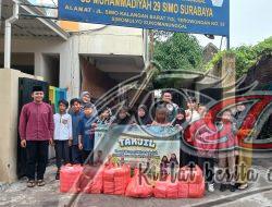 Latih Empati Sejak Dini, Siswa SD Muhammadiyah 29 Surabaya Bagi Takjil Warga Sekitar