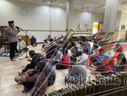 Kapolsek Kenjeran Gelar Sholat Jumat dan Himbauan Kamtibmas di Masjid Baitul Izza