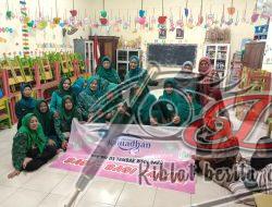 PKK RW 03 Tambak Wedi Baru Maknai Bulan Ramadhan dengan Bagikan 1000 Takjil, Warga Sambut Antusias