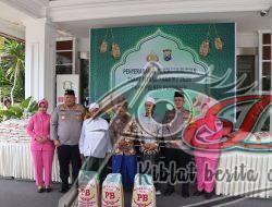 Kapolres Pasuruan Berikan Zakat Fitrah kepada Tukang Becak dan Anak Yatim