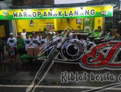 Kolaborasi Bonek Simolawang dan Warkop Anak Lanang: Berbagi Takjil di Bulan Ramadhan