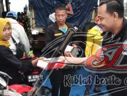 Kepedulian Polres Tanjung Perak Berbagi Takjil di Penghujung Ramadan