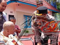 Patroli Jalan Kaki Kapolrestabes Surabaya di KBS, Bagi Cokelat dan Jamin Keamanan Pengunjung