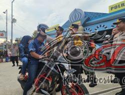 Kapolres Blitar Berbagi Helm Gratis Saat Pantau Arus Balik Lebaran 2025