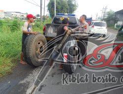 Salut, Pak Polisi ini Bantu Sopir Truk Ganti Ban di Tengah Padatnya Lalin Gresik