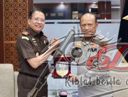 Kapolda Jatim Terima Kunjungan Kajati Perkuat Sinergitas Antar Lembaga Penegak Hukum