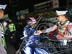 Tidak Hanya Razia, Polres Bangkalan Beri Hadiah Bagi Pengendara Motor Taat Berlalu Lintas