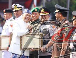Kapolrestabes Surabaya Terima Penghargaan di HJKS ke-732 Wujud Dedikasi Jogo Suroboyo