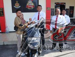 Polres Bondowoso Mengembalikan Sepeda Motor Yamaha NMAX Hasil Penggelapan Tanpa Biaya ke Warga Pujer