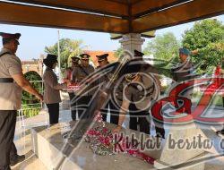 Peringati HUT Bhayangkara ke-79, Polres Tanjung Perak Tabur Bunga di TMP Wage Rudolf Supratman