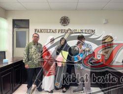 Kejutan Spesial Setelah Sidang Promosi Doktoral, Suami Berikan Hadiah Kendaraan Listrik untuk Istri