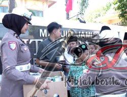 Polwan Satlantas Gresik Ambil Peran Saat Salat Jumat, Bagi Nasi untuk Jamaah