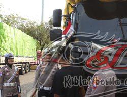 Sambut HUT ke-80 RI, Satlantas Pelabuhan Tanjung Perak Ajak Pengemudi Truk Kibarkan Merah Putih dan Tertib Berlalu Lintas