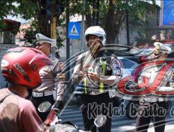 Polres Gresik Bagikan Bendera dan Pin Merah Putih di Jalan Tanamkan Semangat Kemerdekaan
