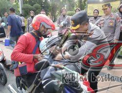 Semarak Merah Putih di Surabaya: 3.600 Bendera dan 83 Helm Dibagikan Kapolrestabes Sambut HUT RI ke-80