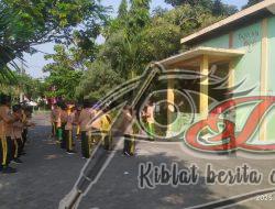 Babinsa Kalijaten Tempa Disiplin Siswa MI Plus Darus Hikmah Lewat Latihan PBB