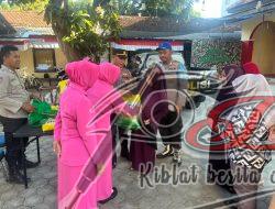 Polsek Banyuates dan Bulog Salurkan Beras Murah, Warga Antusias Serbu Lokasi