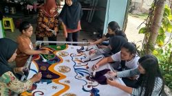 Pengabdian Unair Hidupkan Ekonomi Desa Sukosari dengan Batik Cap