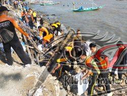 Peringati World Cleanup Day 2025, Polres Pelabuhan Tanjung Perak Bersihkan Pesisir Pantai Tambak Wedi